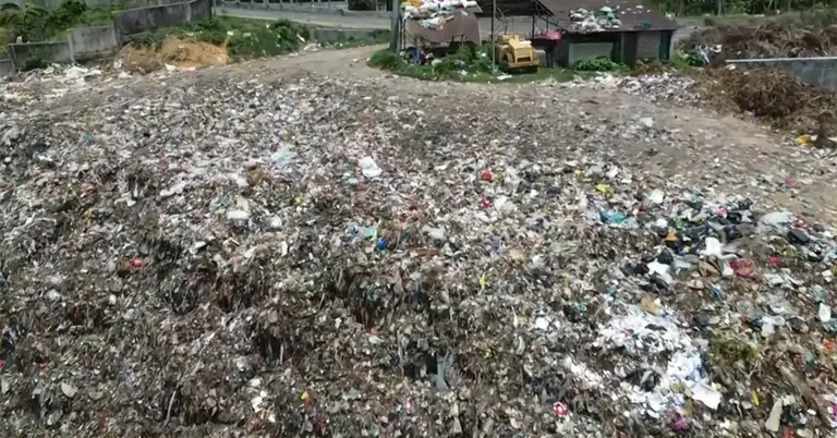 শহরের প্রবেশপথে গড়ে উঠা ময়লার ভাগাড়